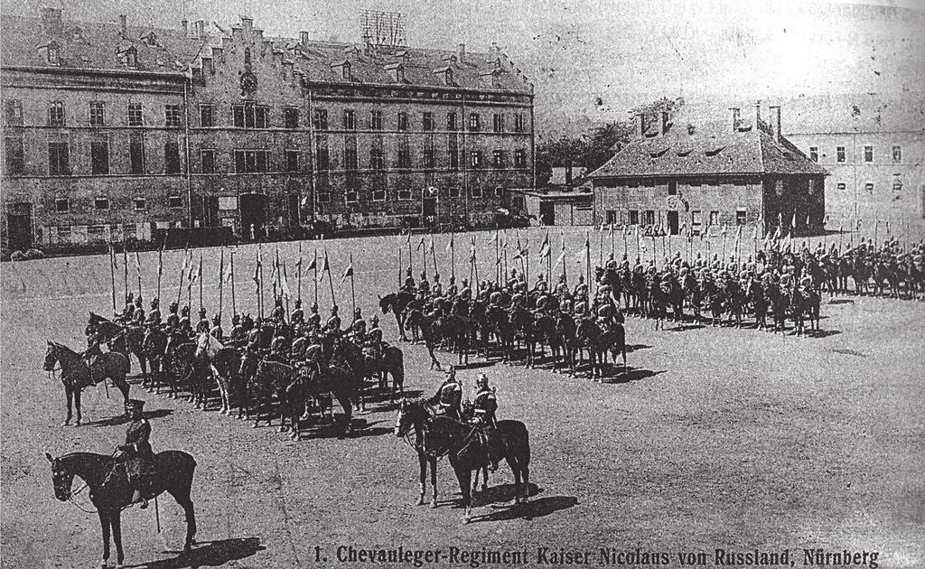Die Schwollis bei einer Parade auf dem Exerzierplatz der Bärenschanzkaserne. Links der erste bayerische Kasernenbau von 1848/49, in dem sich heute das Versorgungsamt befindet.