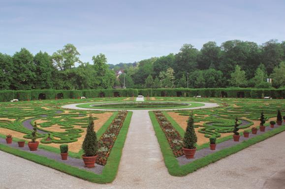 eine einzigartige Parklandschaft. Prachtvolle Gartenkunst verschiedener Epochen und Regionen erwartet die Besucher.