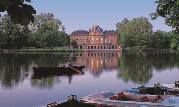 Erbaut wurde das Schloss in idyllischer Lage unter Herzog Carl Eugen in den Jahre 1758 bis 1764.