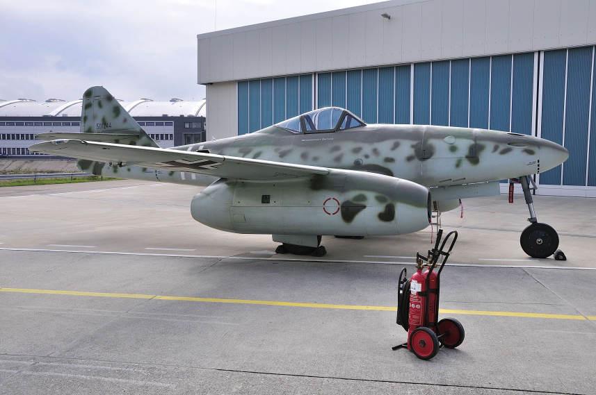 Zum Ende des Besuches konnten wir noch den im Besitz der Messerschmidt Stiftung befindlichen Nachbau der Me 262 auf dem Flugfeld in