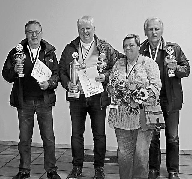 Das Siegerfoto zeigt von links den Zweitplatzierten Hans-Peter Esser, den Stadtmeister Hans Günter Eichler, die Stadtmeisterin Martina London und den Drittplatzierten Klaus Pötsch.