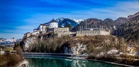 Kufstein ein Ferien-Tages-Angebot Wir frühstücken in der AWO. Wir fahren heute nach Kufstein. In Kufstein fahren wir zur Burg. Von dort oben sehen wir die Stadt Kufstein.