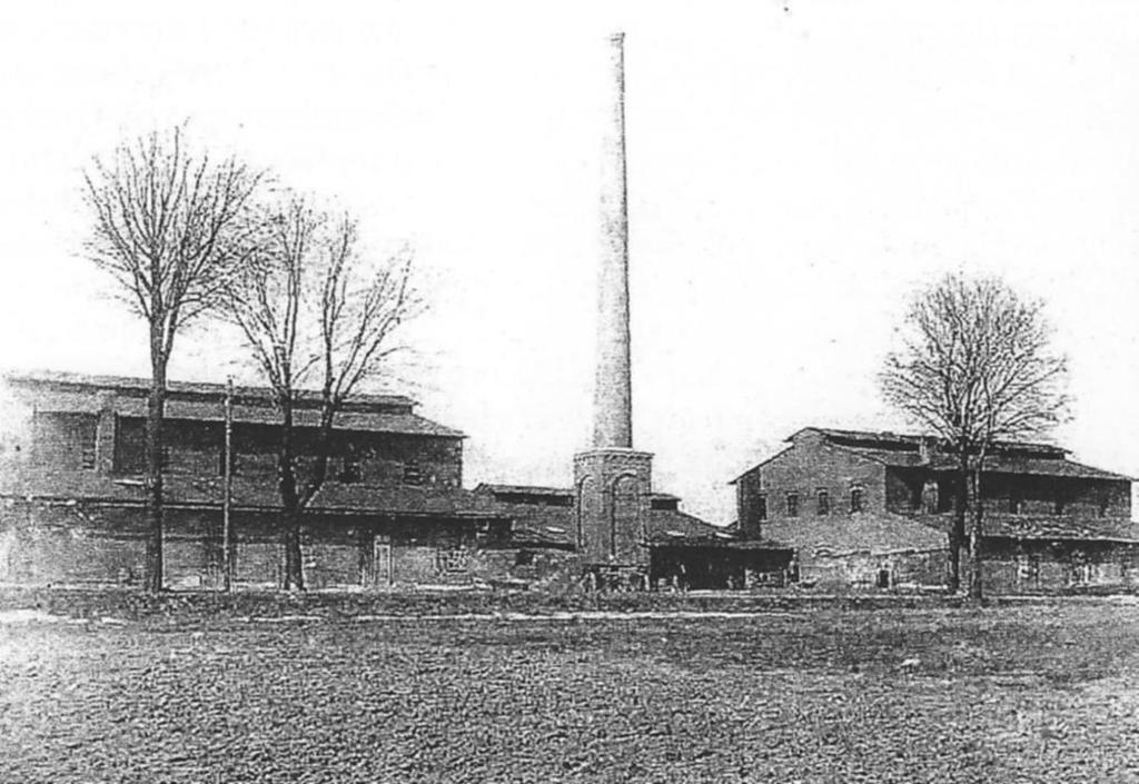 Hüttengebäude erhalten ist. Nach einem Großbrand 1894 und einem Produktionsstillstand um 1905 wechselten 1913 die Inhaber. Das Werk nannte sich nun Dubrauker Glasindustrie Jahnke & Hoffmann.