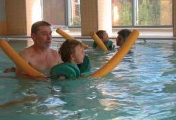 Die Kinder sind mit Elternteil spielerisch im Wasser beschäftigt und werden mittels vielfältiger Bewegungs- und Sinnesanregungen gefördert.