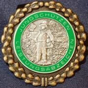 Dem Alter der Jungschützen und Jungmarketenderinnen entsprechend gibt es das Jungschützenleistungsabzeichen in Bronze bis vollendetem 12. Lebensjahr, in Silber bis vollendetem 14.
