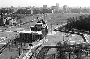 Das Brandenburger Tor (in Ost-Berlin) ist