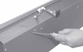 Um Kratzer oder Beschädigungen am Katherm NE und am Rost zu vermeiden, sollte bei der Montage eine Unterlage verwendet werden, z. B. aus Pappe.