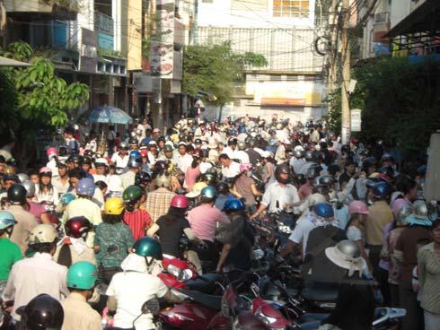 Arbeitsbedingungen sind "ordentlich" Ein zweites Argument für den Einkauf von Bekleidung aus Vietnam bilden die relativ guten Arbeitsbedingungen.