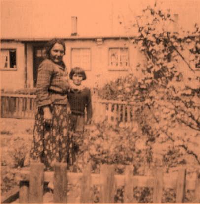 138 Hartmut Bohrer Maria Theresia mit ihrer Mutter im Garten vor dem Haus in Mainz-Kostheim im Mai 1939 Ab 9.00 h wurde «mit dem Verladen begonnen», wie der Polizeibericht dokumentiert.
