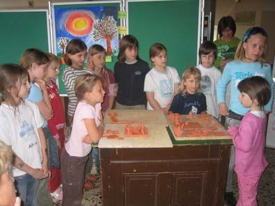 Frühjahr 2007 AG Kinder gelebte Schulpartnerschaft: SchülerInnen der 4. Klassen entwerfen einen Fragebogen für die Gestaltung des neuen Schulgartens.