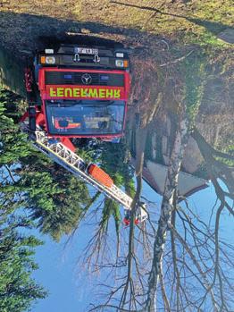 22 Die Feuerwehr berichtet Ausbildung Sägen aus dem Drehleiterkorb Der Baum ragte weit über das Dach. Am Samstag, 16.