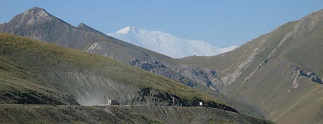 8-10 Stunden Fahrt zum Taldyk Pass und die Straße nach Dushanbe mit dem Pik Lenin im Hintergrund.