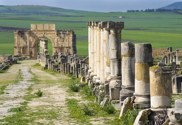 Tag, Donnerstag: Von Chefchaouen über Meknes nach Fes, ca. 265 km Auf dem Weg nach Volubilis, der römischen Ruinenstadt, fahren Sie durch hübsche Gebirgslandschaften.