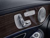 Serien und Sonderausstattung. Interieur Sitze Fahrersitz elektrisch einstellbar mit MemoryFunktion inklusive Außenspiegel mit Einparkstellung.