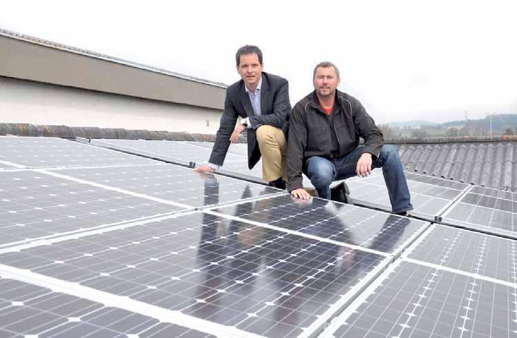 Solar macht Schule, Schule macht Solarstrom Neue Anlagen auf Schuldächern Bild oben: Jachs und Firmenchef Kern machen sich ein Bild der neuen Photovoltaik-Anlagen direkt vor Ort und damit auf dem