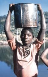 Sambia Sauberes Wasser für Naluyanda Gegen den Hunger: Neue Brunnen und Dämme geplant Trockenzeit. Das bedeutet in Naluyanda: karge Böden, Dürre, weite Wege zu den wenigen Brunnen.