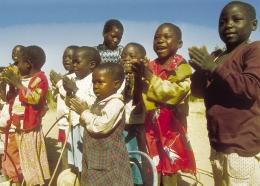 Deutschland Zu wenig Schulen, hohe Aidsraten, immer Angst vor drohendem Hunger: Damit die Kinder in Sambia eine Zukunft haben, brauchen sie Hilfe.
