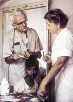 Portrait Sister Ilse mit Dr. Gründler und einem indischen Jungen bei einer Untersuchung. den Dschungel fuhr, schickte er ihr einen weiteren indischen Mitarbeiter.