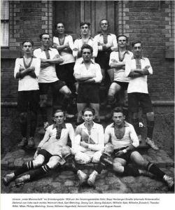 Geburtsstunde Die Entwicklung von Turnen und Sport in Deutschland während des 1. Weltkrieges verhalf, besonders dem Fußball, bei seinem Aufstieg zum Massenphänomen.