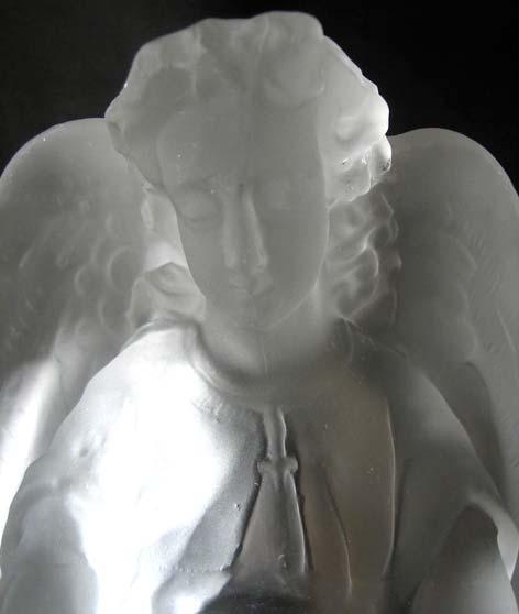Abb. 2013-3/40-06 Bénitier / Weihwasserkessel als Engel mit Schale farbloses Pressglas, H 18,5 cm, B 11,2,