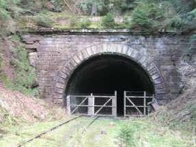 Verlegung des Gleises in die Tunnelmitte erreicht wird.