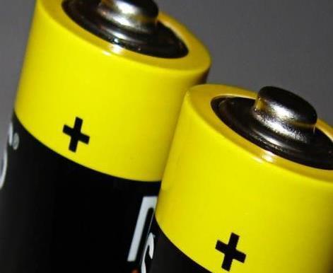 Planung einer PV-Anlage Entscheidungskriterien bei der Anschaffung eines Stromspeichers Technische Kennzahlen: Batterietechnologie Nennkapazität/nutzbare Speicherkapazität/Entladetiefe (DoD) Maximale