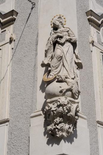 Mariahilf, Marihilferplatz 3, 8020 Graz Wandstatue aus Holz im Innenraum einer Kirche Engelsturz Minoritenkirche Mariahilf, Marihilferplatz 3, 8020 Graz zwei Statuen auf dem Giebel einer Kirche in