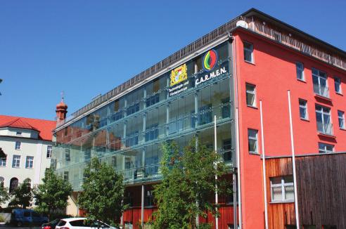 Anfang 2001 wurde C.A.R.M.E.N. Teil des neu gegründeten Kompetenzzentrums fürnachwachsende Rohstoffe in Straubing.