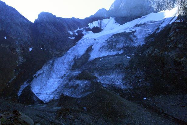 Die Gletscherstirn wird einerseits von dem schuttbedeckten Eiskegel beherrscht, der durch diesen Ablationsschutz den tiefsten Punkt