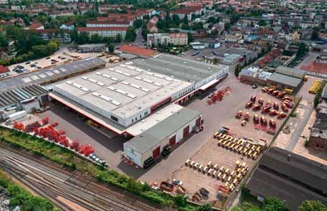 1975 Einstieg in die Bodenbearbeitung mit der Übernahme der Bayerischen Pflugfabrik in Landsberg / Lech (DE). 2001 Erwerb des Sätechnikwerkes in Bernburg (DE).
