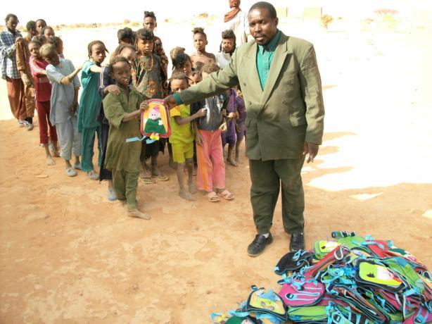 Besonderes Dankeschön Nachdem ein weiteres Schuljahr endete, möchten wir all denen danken, die Schulkinder unterstützt und auf diese Art in die Leben von Kindern in Niger investiert haben.