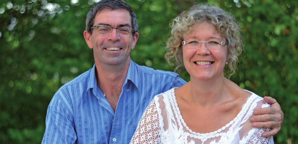 Auf zu neuen Ufern um Menschen neue Hoffnung zu geben. Wir sind Johann und Susanne Scharf und sind seit 32 Jahren verheiratet. Johann hat zuerst Zimmermann gelernt.