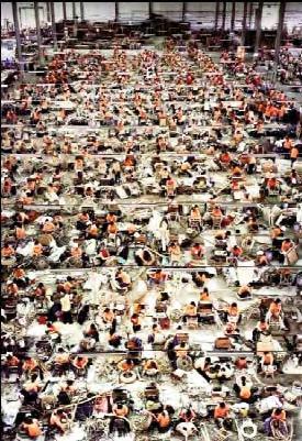 Abb. 6 flechterin von Andreas Gursky im Hintergrund? Hunderte Frauen sitzen in der großen Halle und flechten Körbe und alle verbindet das orange-rotfarbene T-Shirt.