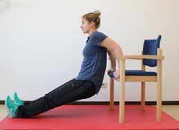 Achten Sie bei den Kniebeugen darauf, dass Ihre Knie nicht über die Fußspitzen hinüberreichen und der Rücken gerade bleibt. Wiederholen Sie diese Übung 15-mal.