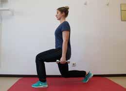 Wiederholen Sie diese Übung 15-mal. Zur Erleichterung können Sie sich auf die Knie stellen, achten Sie darauf, dass Ihr Rücken gerade bleibt. Wiederholen Sie dies 15-mal.