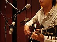 Gesang mit akustischer Gitarrenbegleitung aufnehmen Häufig werden der Gesang und die dazugehörige Instrumentalbegleitung separat aufgenommen.