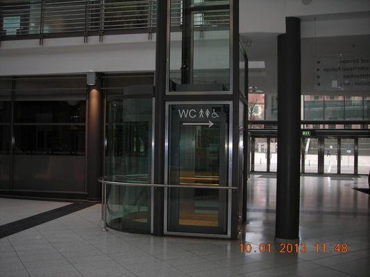 Aufzug im Foyer zum Obergeschoss Anmerkungen für den Gast: Gäste mit Gehproblemen werden gebeten, nur Plätze im Großen Saal Parterre zu