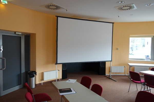 Blick in das mchen Bestuhlungsvariante in dem runden Raum Zugang zum Raum über: Aufzug zum Parkhaus, Aufzug im Foyer zum Obergeschoss