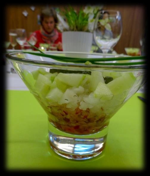 Radieschen-Rettich-Salat mit Aceto-Perlen Zutaten 4 Personen: 400g Radieschen 400g Rettich 1/2 Salatgurke Salz, 1 Prise Zucker 4 EL weisser Balsamico 4EL Rapsöl Aceto-Perlen (z.b.