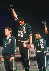 BLACK POWER Bei den Olympischen Sommerspielen in Mexiko-Stadt nutzen die beiden US- Athleten Tommie Smith und John Carlos ihre Siegerehrung für einen stummen Protest gegen Rassendiskriminierung.