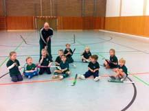 Die kleinen Minis (2009 und jünger) trainieren mittwochs von 17.00 Uhr bis 18.00 Uhr in der Lönsberghalle und die großen Minis (2008 und älter) freitags von 14.00 Uhr bis 15.