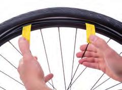 Instandhaltung Lösen Sie mit Reifenhebern den Reifen auf einer Seite von der Felge. Verwenden Sie ggf. Spülmittel und Wasser, um den Reifen leichter abzuheben.