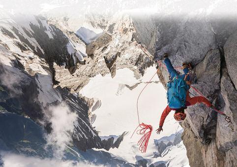 BERGE150 bringt eine Auswahl der besten Bergfilme aus 100 Jahren Filmgeschichte zurück auf die große Leinwand und zeigt Skifahren, Klettern, Bergsteigen und große Expeditionen zu den höchsten Bergen