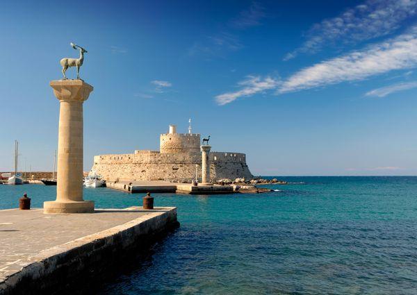 Informationen zur Destination Rhodos Keine 10 Seemeilen von der Türkei entfernt, räkelt sich die viertgrösste Insel Griechenlands, Rhodos, während 3'000 Stunden pro Jahr in der Sonne.