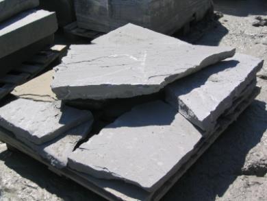 Regelmässige Bodenplatten, roh gespalten Regelmässige Bodenplatten haben roh gespaltene Oberflächen und Kanten.