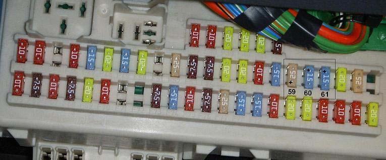 Verwendung der Fernlichtscheinwerfer Sicherungskasten 1 Sicherung Nr.: 38 > 10A und setzen dem gelben Kabel Sicherung Nr.: 54 > 7.5A und setzen dem grünen Kabel Sicherung Nr.