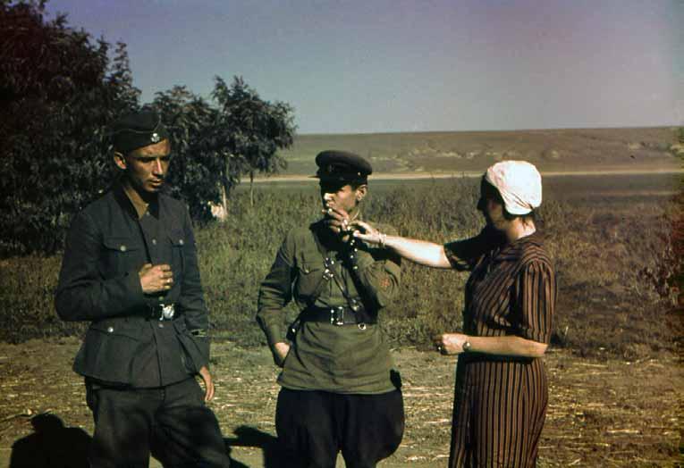 上 再定住実行部隊のドイツ親衛隊員 ( 左 ) と ソ連側の再定住委員であるコミサール ( 政治委員 中央 )