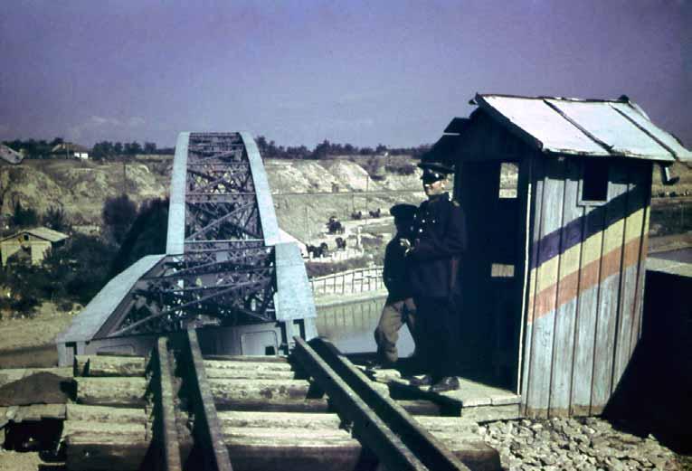 33 上 破壊された鉄道橋とルーマニアの税関職員