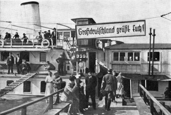 26 Donauschiffe aus Deutschland, Österreich und Ungarn wurden für die Umsiedlung eingesetzt.