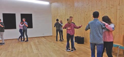 Nachdem Tanzlehrer Anton Trojer über 40 Jahre den Thurner Jugendlichen das Tanzen beibrachte, startete der Kurs im Februar erstmals unter der Leitung von Herrn Andreas Kröll.